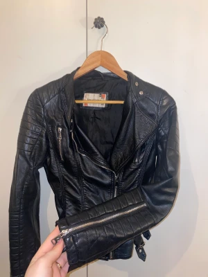 Jackor  - En fake skinn jacka i dam stl Xs 80kr.  Pj jacka herr stl S, 500kr.