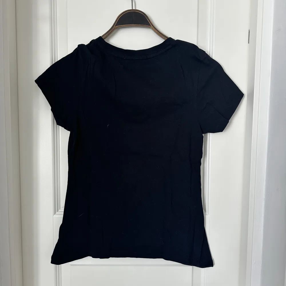 Säljer denna Calvin Klein T-shirt köpt från Jolina i Borås! Orginalpris 449kr, säljes för 280kr inklusive frakt💕. T-shirts.