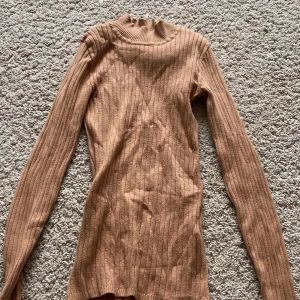 Långärmad tröja - Jätte skönt material på denna basic tröja. Passar till så mycket olika saker man redan har i garderoben hemma, perfekt till vardag eller utekväll under kavajen eller likdande.