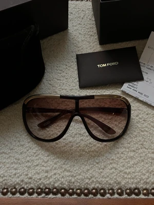 Tom Ford Farrah Sunglasses - Tom Ford Farrah Sunglasses  Kvitto från NK Details medföljer 