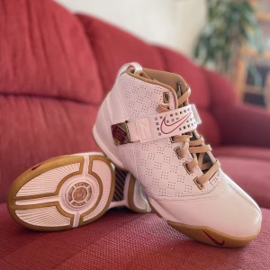 Basketskor, Nike LeBron 5, White Crimson Metallic Gold - Ovanliga och helt oanvända LeBron basketskor inköpta från USA.  Strl. 42.  LeBron James är alla tiders bästa poänggörare i NBA. James har nu gjort totalt 38 390 poäng på 1 410 matcher under sina 20 säsonger i ligan.