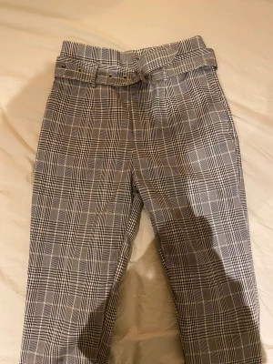 Rutiga kostymbyxor  - Rutiga kostymbyxor från nakd, storlek 34. Använda fåtal gånger 