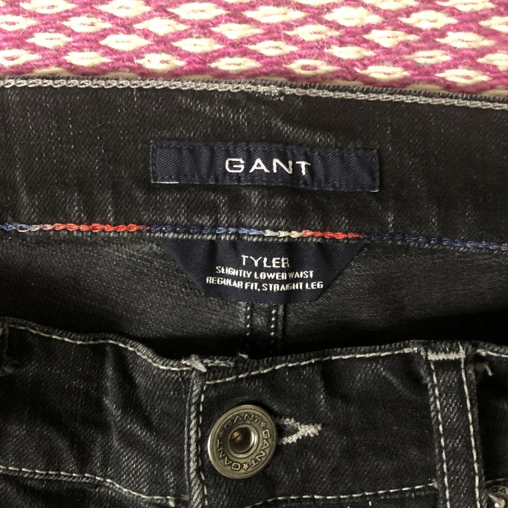 Svarta baggy jeans från GANT. Bra skick, inga tydliga defekter. Säljs för att de inte passar mig. PAKETPRIS om du köper flera saker av mig. Skriv gärna om du har frågor om någonting. . Jeans & Byxor.