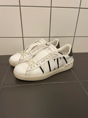 Valentino Open Sneaker - Valentino Open Sneaker Vit. Storlek: 41 Skick: 8/10 (endast repor på sulan) Retail: 8000kr Mitt pris: 2689kr Skriv vid frågor eller funderingar🤗