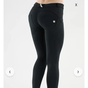 Freddy pants - Använda endast 2 gånger. I nyskick, svarta. Storlek XS. Nypris 1100  Freddy pants vid namn: Wr.Up Eco - Recycled D.I.W.O- Regular Waist Super Skinny - Black 