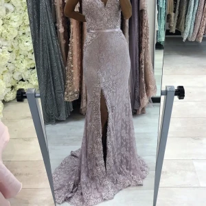 Festklänning/Balklänning - Hej, säljer min rosa klänning från Beauty Queens, endast använd en gång! 💞 Priset kan diskuteras🌸🌸, särskilt vid snabbaffär!  Den är storlek 36/38. Köpt för 4200kr.  Om det behövs fler bilder, fråga gärna! 💞 