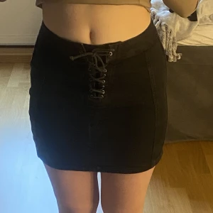 Lågmidjad kjol från Gina tricot - Säljer min lågmidjade kjol från Gina tricot då jag inte trivs bra i lågmidjat. Den är i jeans och är väldigt bekväm då den är lite stretchig samt går att justera.