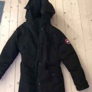 Canada goose jacka  - Säljer min canada goose jacka strl xxs men känns som xs/s. Använd 1 vinter och finns även päls dom går att sätta på o ta av 