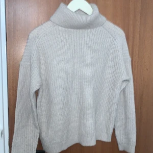 Stickad tröja  - Skön matrial. 