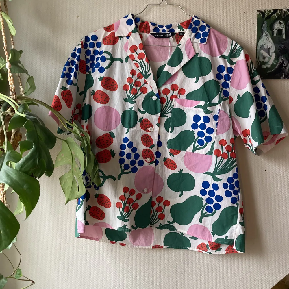 Jättefin kortärmad sommar skjorta från Marimekko! Skriv för fler bilder eller om du önskar ett annat pris!. Skjortor.