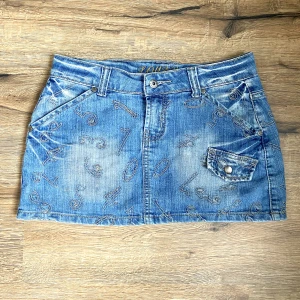 Vintage Y2k jeans kjol!! - Kort Y2k jeans kjol med snygga guldiga detaljer och fickor!❤️Storlek S! Använd köp nu funktionen!!