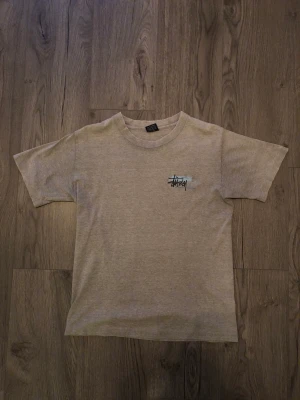 Vintage Stüssy T-shirt från 1996 - Vintage Stüssy T-shirt från 1996. Bra skick. Storlek Small