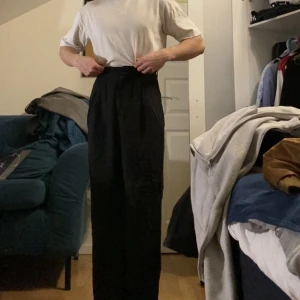 A days march kostymbyxor  - Skitsnygga kostym/linnebyxor i Tencell.  Köpte för 1,200kr på A Days March. Sitter högmidjat med en rak och avslappnad look.  Storlek: 34 Unisex modell, passar på vem som.