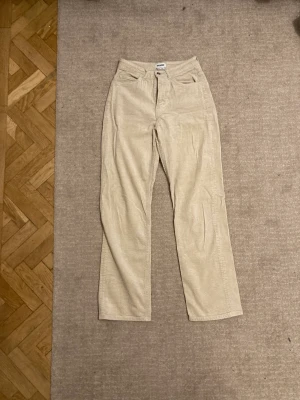 Beige Manchester byxor weekday  - fina beiga Manchester byxor i Mid-waist o högre från Weekday. har tyvärr inte kommit till användning för varit rädd att smutsa ner de ha. ställ frågor om ni har några som ex om ni vill ha fler bilder osv💗