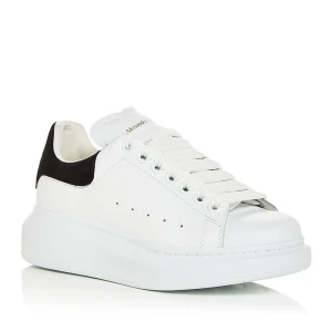 Alexander mcqueen skor - Säljer mina Alexander mcqueen skor som jag ungefär köpte för 1 år sedan här på Plick (de är äkta!). Jag skulle säga att de är i hyfsat bra skick! Skriv privat för egna bilder☺️(hade även kunna byta mot arigato eller valentino skor) pris kan diskuteras!!