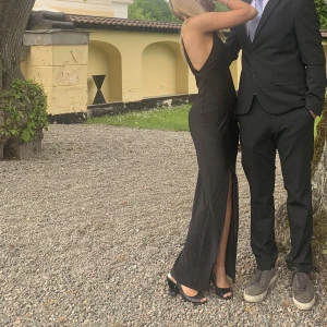 Balklänning  - Säljer mina balklänning då den ej kommer till användning, storlek 32. Jag är 158 och den går hela vägen ner. Ribbad me en slitt, öppen rygg, skicka meddelande för bättre bilder! 🫶🏽🫶🏽