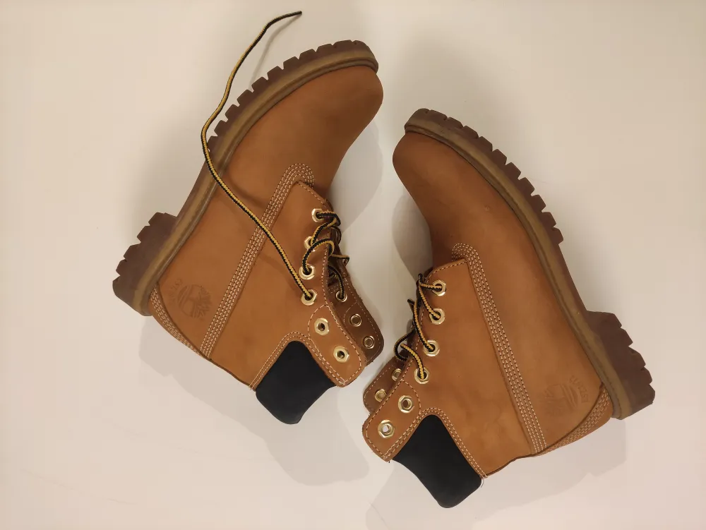 Timberland boots, barely used. They are in really good conditions. They correspond to the size 37,5.. Skor.