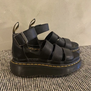 Dr.Martens Sandaler strl.37 - Dr.Martens Sandaler strl.37  Tillverkade i 100% Läder/Skinn. Mycket sparsamt använda, 