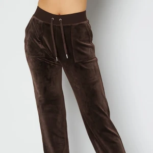 Bruna juicy byxor 🤍 - Säljer de bruna juicy i storlek xs🤍  Dom är knappt använda och i jätte fint skick. Kom privat för bilder på❤️