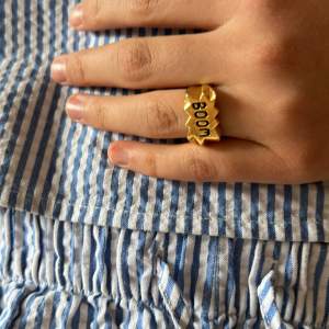 Säljer nu denna eftertraktade slutsålda ring ifrån marianilsdotter! Det är en gammal kollektion därmed säljs den inte längre! 