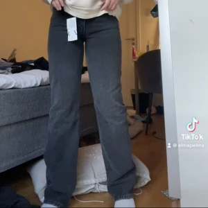 Svarta straight jeans - Ett par sjuuukt snygga svarta straight mid waist jeans från zara💓 💓 använda men i bra skick! se defekt på byxknappen på bild 3, säljer likadana fast blåa!