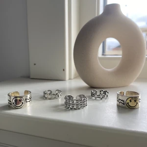 Ringar 925 silver - Fina justerbara ringar i 925 sterling silver💕 de går att blöta etc. utan att de rostar!! 89/st, 2 för 150kr eller 3 för 199kr! Ta en screenshot, ringa in vilken ring du vill köpa och skicka till mig💋 Frakt = 11kr📦