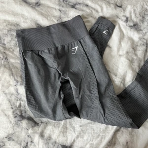 Gymshark tights - Jättefina Gymshark tights. Säljer för de är för små för mig, har storlek S/M, så dessa hade nog passat en XS eller mindre S❤️Jättebra skick!