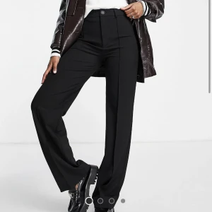 Sjukt snygga Kostymbyxor  - Köpte för små kostymbyxor från ASOS. Endast testade. Kan ej skicka tillbaka då prislappen drogs av för tidigt😣 nypris 369kr. supersnygga och passar mig bra som är 170 förutom då i midjan. Passar nog någon som är storlek 32/XXS🫶