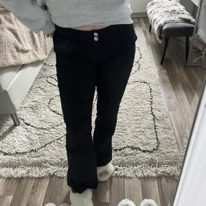 cargo jeans - jeans från nelly i fint skick