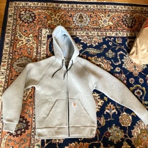 Carhartt zip-hoodie  - Carhartt zip-Hoodie. Passar perfekt till våren. Säljer p.g.a fel storlek. Skick 10/10. Köpt för 1500kr. Fleece material. Kan fungera som en jacka.  Storlek S.   