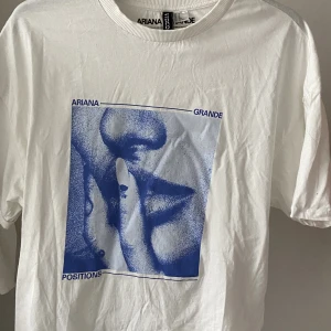 Ariana Grande T-shirt - En oversized T-shirt från H&M med blått Ariana Grande tryck på. Storleken är Xs men den är väldigt stor så beroende på hur man vill att passformen ska vara kan den även var i storlek M. Aldrig använd.