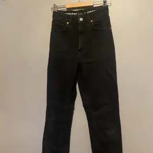Säljer dessa svarta jeans från bik bok med slits, i storlek 24 längd 32, dom är använda men inget fel på dom, nypris ca 599kr säljer dom för 135