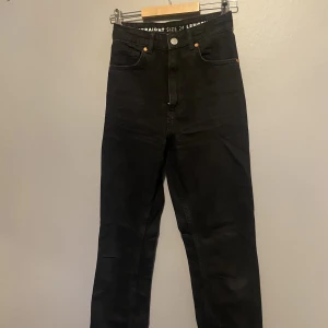 Jeans svarta  - Säljer dessa svarta jeans från bik bok med slits, i storlek 24 längd 32, dom är använda men inget fel på dom, nypris ca 599kr säljer dom för 135