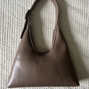 Carin Wester väska - Brun väska från Carin wester. Använd bara en gång. Köpt för 500kr 