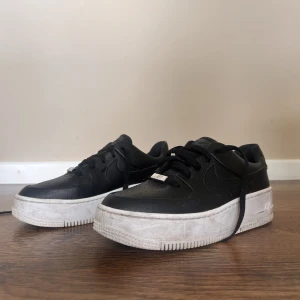 Nike airforce af1 - Knappt använda Nike air force AF1’s. Köpa 2019 och använda cirka tre gånger. Ingen creasing men fåtal fläckar på gummit som går enkelt att ta bort.