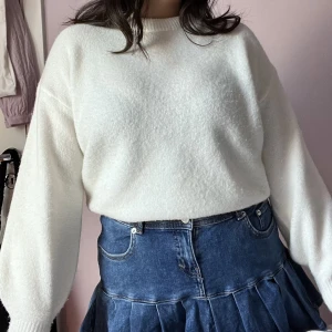 långärmad vit stickad tröja från bikbok - jättegullig och mjuk långärmad stickad tröja från bikbok! passar bra till det mesta! sparsamt använt