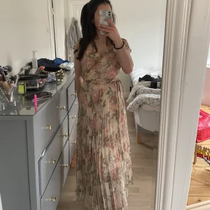 Lång klänning - En lång klänning från mango säljer denna klänning för att den inte kommer  till användning. Passar xs/nypris 599kr