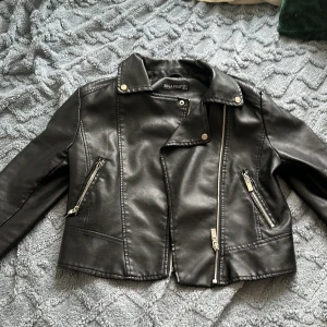 Bikerjacka med tryck - Fake skinnjacka med tryck på ryggen, aldrig använd. Storlek Medium men passar mer S.  Nypris 829:-