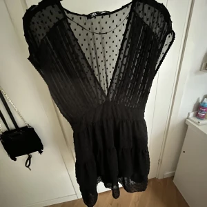Klänning  - Klänning från zara, endast använd en gång på nyår!! Kom privat för mer bilder, köpare står för frakt💕