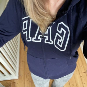 Gap hoodie - Säljer min älskade GAP hoodie eftersom ett den är för liten💘 i jätte bra skick och som ny! 150 kr+frakt  Nypris:450