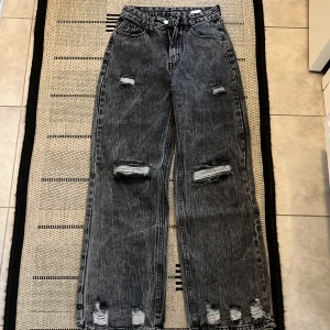 Gråa shein jeans med hål/slitningar - Jeans från shein som jag aldrig använt de de inte passade mig i stl, storleken är S men känns större i storlek typ S/M