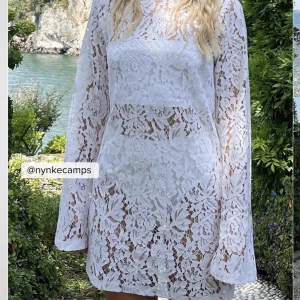 Vit spetsklänning Nakd  - Slutsålda vita spetsklänningen från Nakd! Så fin till studenten och sommaren.💕 Helt oanvänd med lappar kvar! Säljes då jag hittat en annan klänning till studenten 