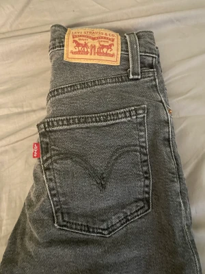 Snygga straight jeans från Levis!! - Jag säljer mina jätte snygga Levis jeans som tyvär är för små! Ändvänd fåtal gånger. Fråga efter mer bilder💗 Nypris- 1249kr  Mått: Midjemått- 34 (64.14)  Längd- 68.58 +/-2