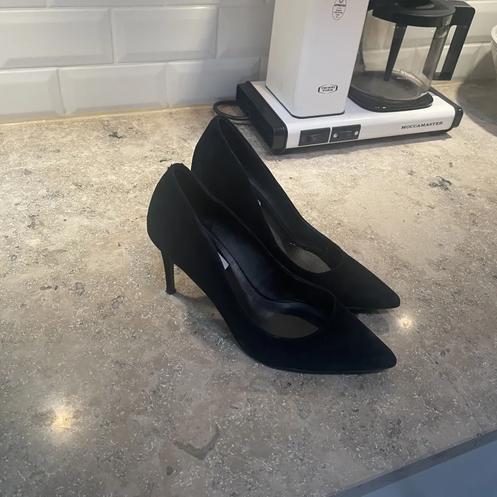 Fräscha klackskor från Steve Madden! Värde 1000kr. Använda 2 gånger men säljer pga att dom är för stora för mig. Fräscha och i bra skick. Finns även kvar skokartong. Storlek 38. Klackhöjd: 8 cm. Skor.