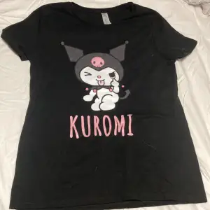 Supersöt tröja med kuromi som är gjord i t-shit baren så den är ej sanrio märkt. Aldrig använd endast testad! ❤️