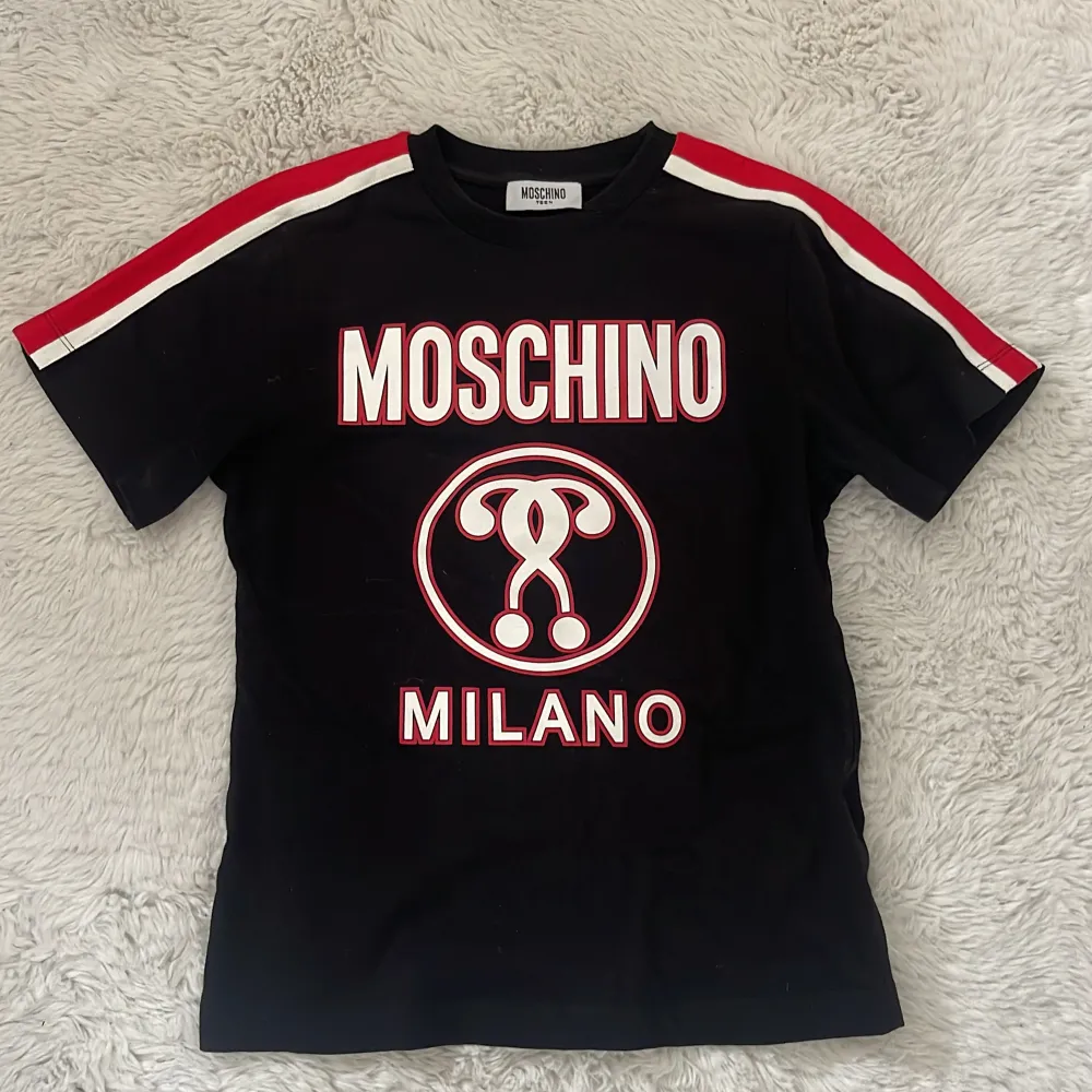 Moschino T-shirt (teen) storlek 140 (10 år), passar även Xs för vuxna❤️ Köpt i Rom 2018.. T-shirts.