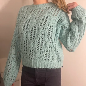 Stickad tröja - Jättefin stickad tröja i en turkos färg från Nelly. Storlek M 🫶🏼