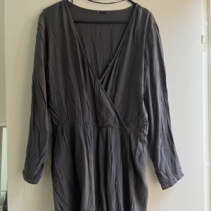 Jumpsuit - Självklart stryker jag den innan jag fraktar. Är i strl M/L. Sparsamt använd och lappen är tyvärr inte kvar därav minns jag inte vart den är köpt.  