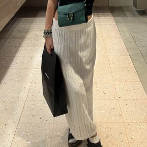 Långkjol - Säljer denna jätte fina jätte sköna kjol. Använd fåtal gånger, perfekt för sommarn. Kan ha lågmidjat eller högmidjat beroende på hur man vill ha den. 