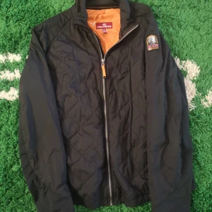 Parajumper jacka - Svart Parajumper cardigan jacka i XXL, Cond 9/10 